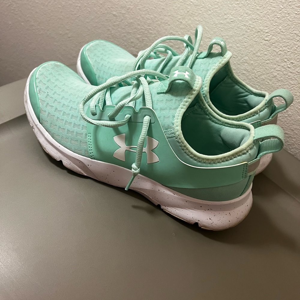 Under armor shoes, great condition!